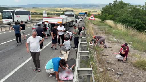 Seyir Halindeki Araca Çarpan Tırda Büyük Kaza: 1 Ölü, 4'ü Çocuk 7 Yaralı