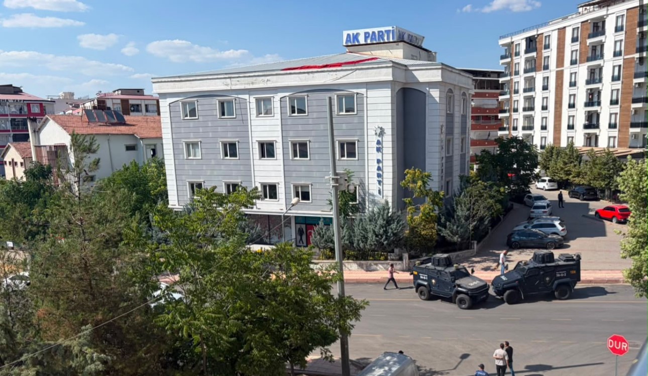 Siirt’te AK Parti il binası önüne bırakılan kuşkulu çanta denetimli patlatıldı