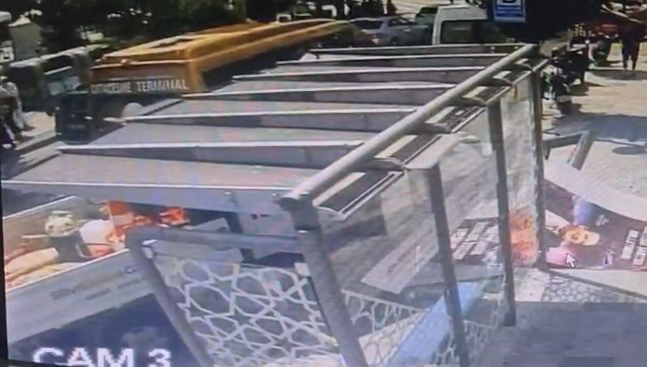 Silivri’de kamyonet durağa daldı: 1 bayan yaralandı