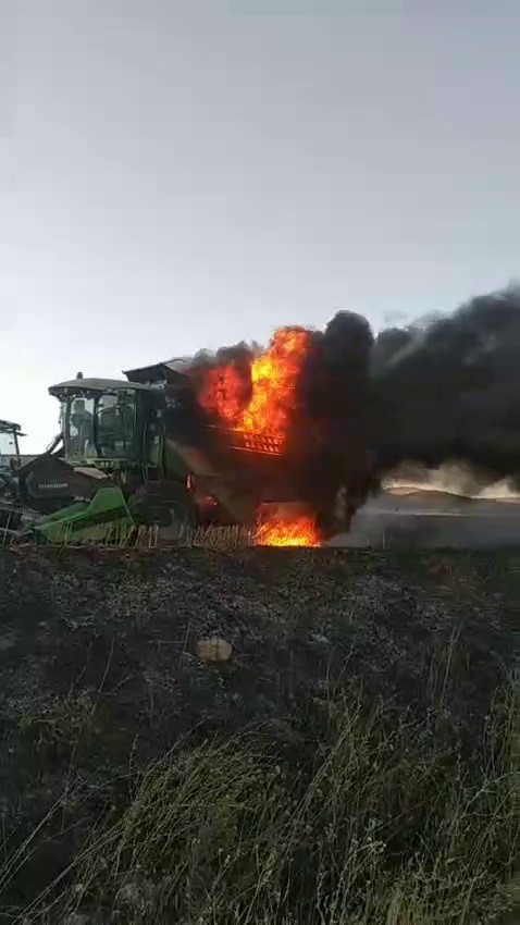 Sivas’ta hasat sırasında biçerdöver alev topuna döndü