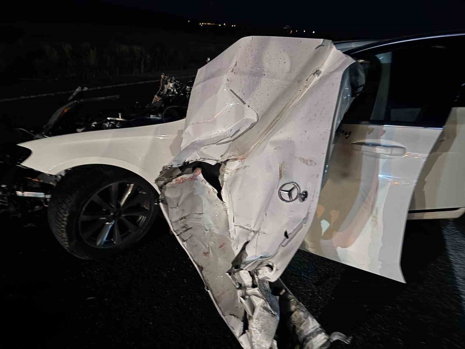 Sivas'ta Traktöre Çarpan Mercedes: 4 Yaralıyla Sonuçlanan Kaza