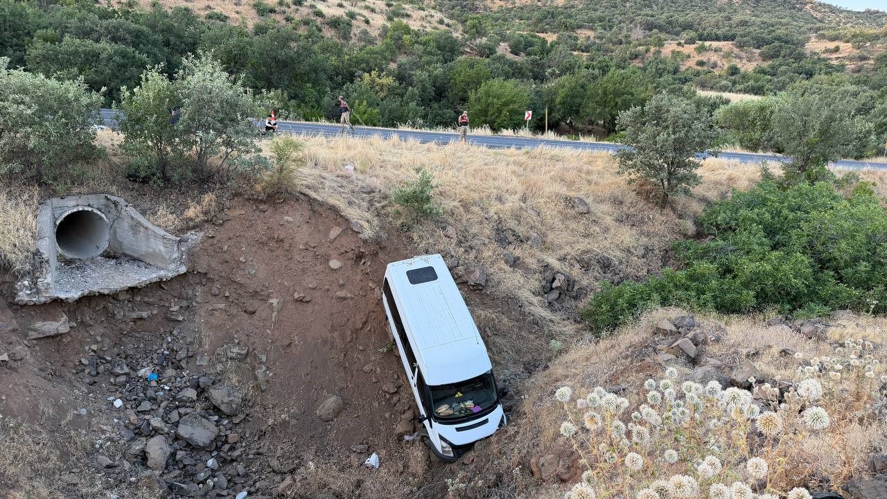 Siverek’te emekçi minibüsü şarampole düştü: 4 yaralı
