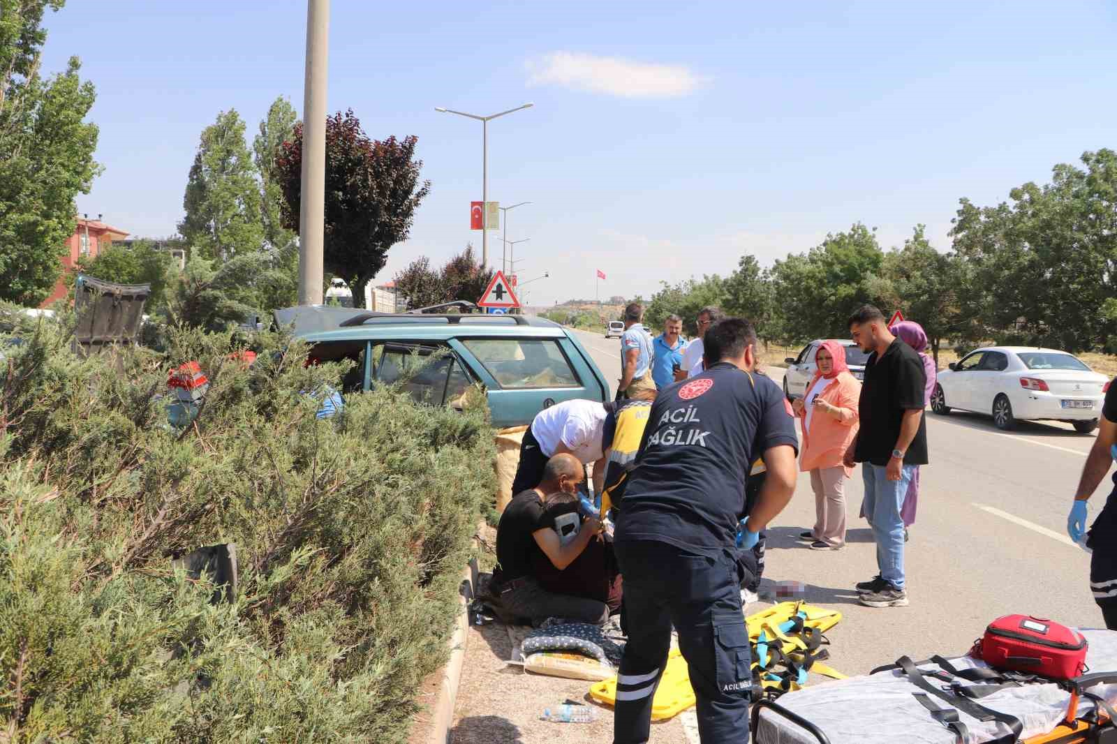 Şoför, kazada yaralanan eşine sarılarak başında bekledi