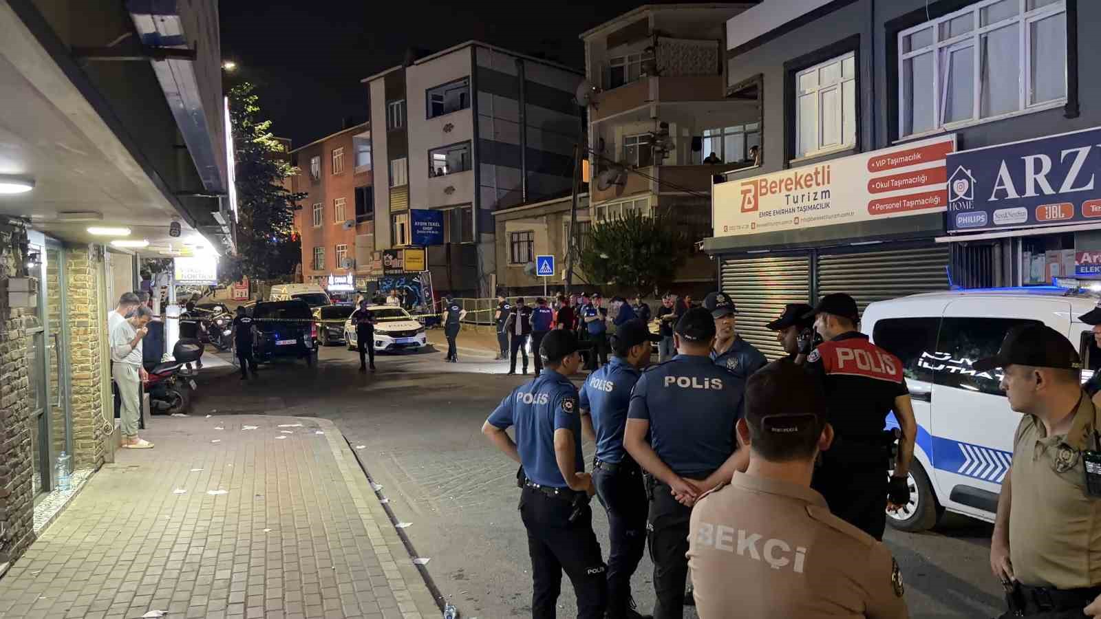 Sokak Ortasında Silahlı Kavga: 3 Yaralı Ve Yoldan Geçen Vatandaşın Durumu