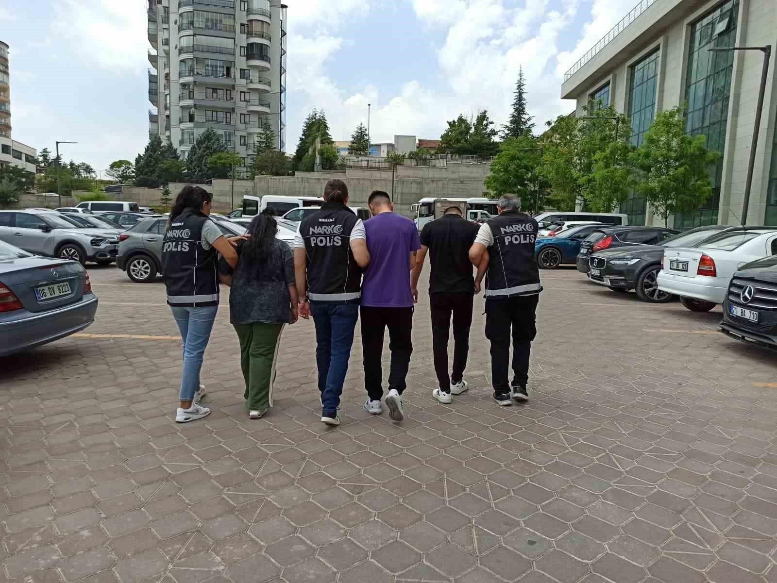 Sokak Satıcılarına Karşı Büyük Operasyon: Binlerce Uyuşturucu Hap Ele Geçirildi