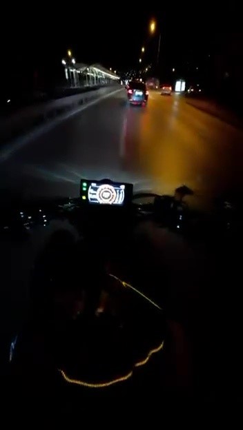 Sollamak isterken arabaya çarptı: Motosikletteki 2 kişi mevtten döndü