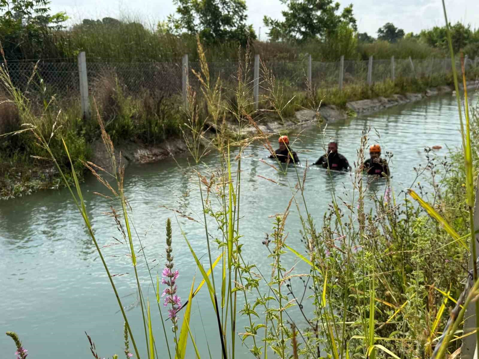 Sulama kanalı kenarında eşyaları bulunan sera emekçisini arama çalışmaları ikinci günde de sürüyor