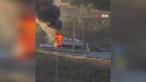 Sultangazi’de gereç yüklü kamyon alev alev yandı