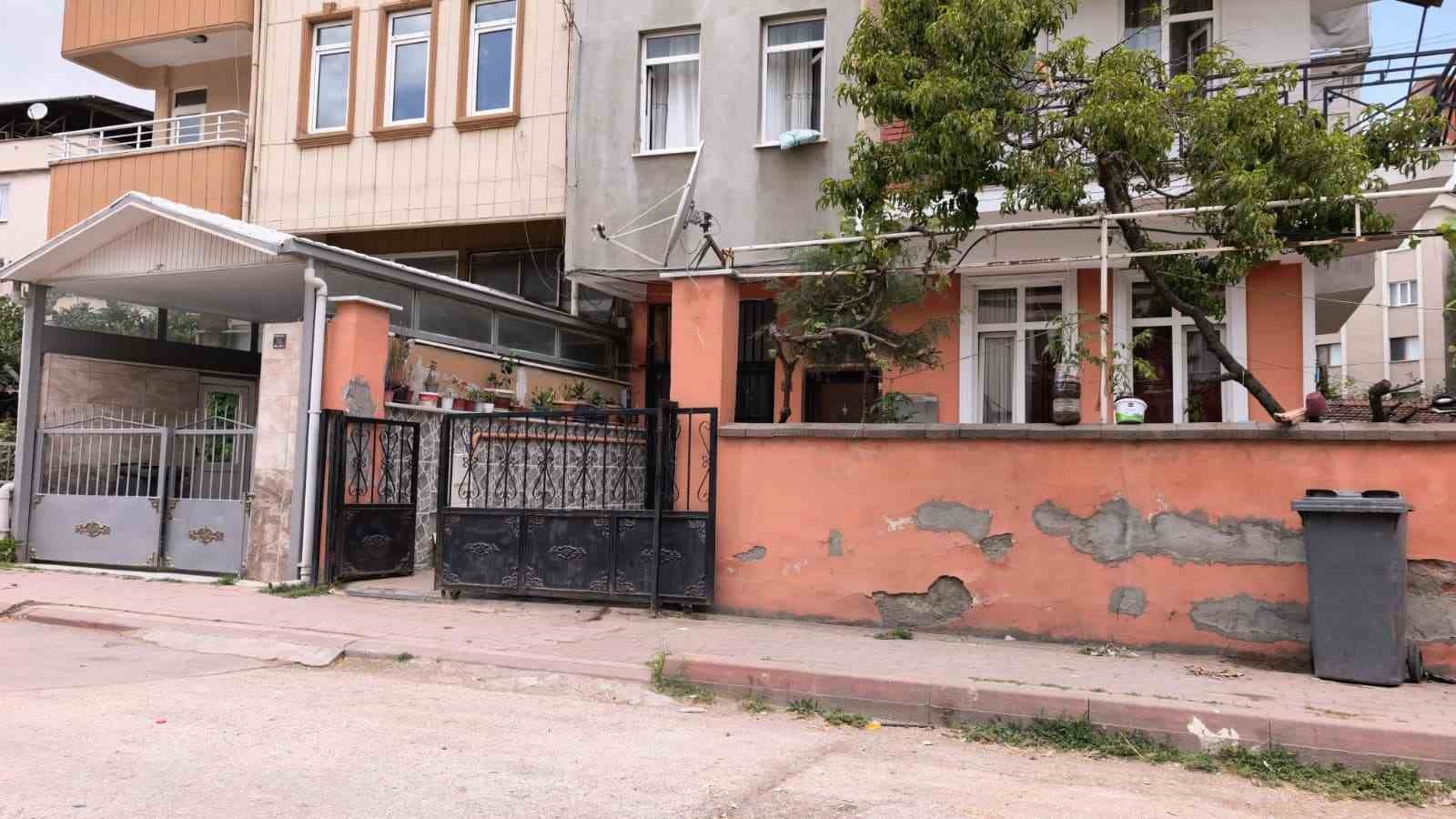 Sürgülü demir kapının altında kalan 3 yaşındaki çocuk ağır yaralandı