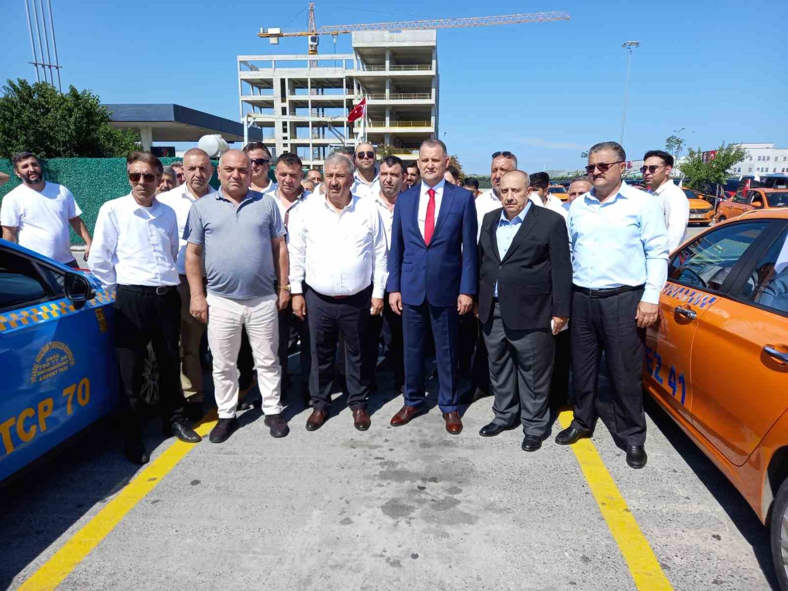 Taksiciler tarafından düzenlenen "15 Temmuz Korteji" Atatürk Havalimanı’na gerçek yola çıktı