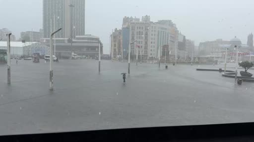 Taksim'de Sağanak Yağışın Akabinde Yaşananlar