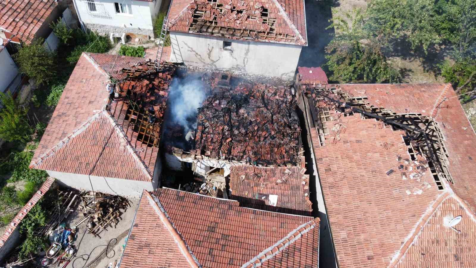 Tandırda çıkan yangın 3 meskeni küle çeviriyordu