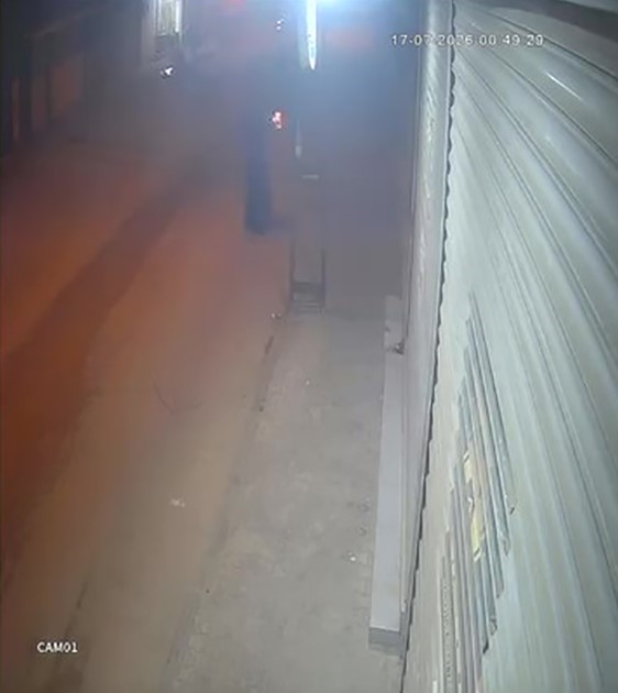 Tanınmamak için bayan kılığına girip silahlı akın düzenledi