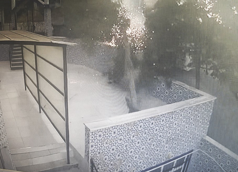 Tekirdağ’da tırın çarptığı elektrik direği cami avlusuna devrildi: O anlar kameraya yansıdı