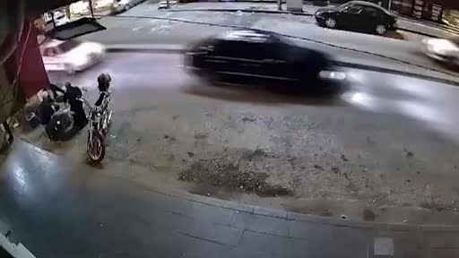 Ters Yönden Giren Sürücü Geri Manevrayla Kokoreç Tezgahına Çarptı