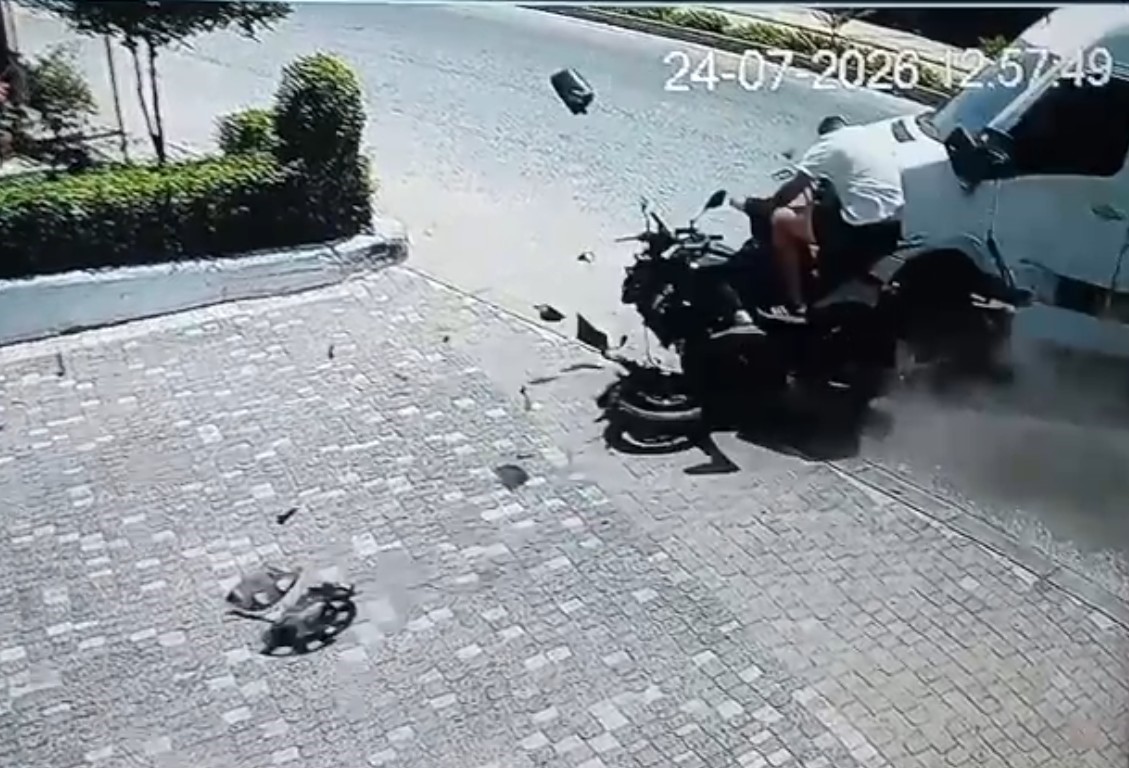 Tıp midibüsüyle çarpışan motosiklettekiler yola savruldu
