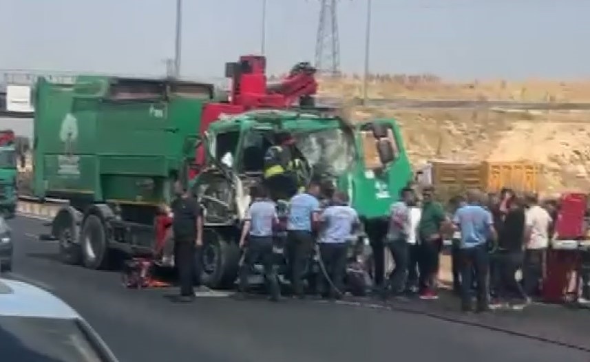 Tıra arkadan çarpan çöp kamyonunun şoförü ağır yaralandı