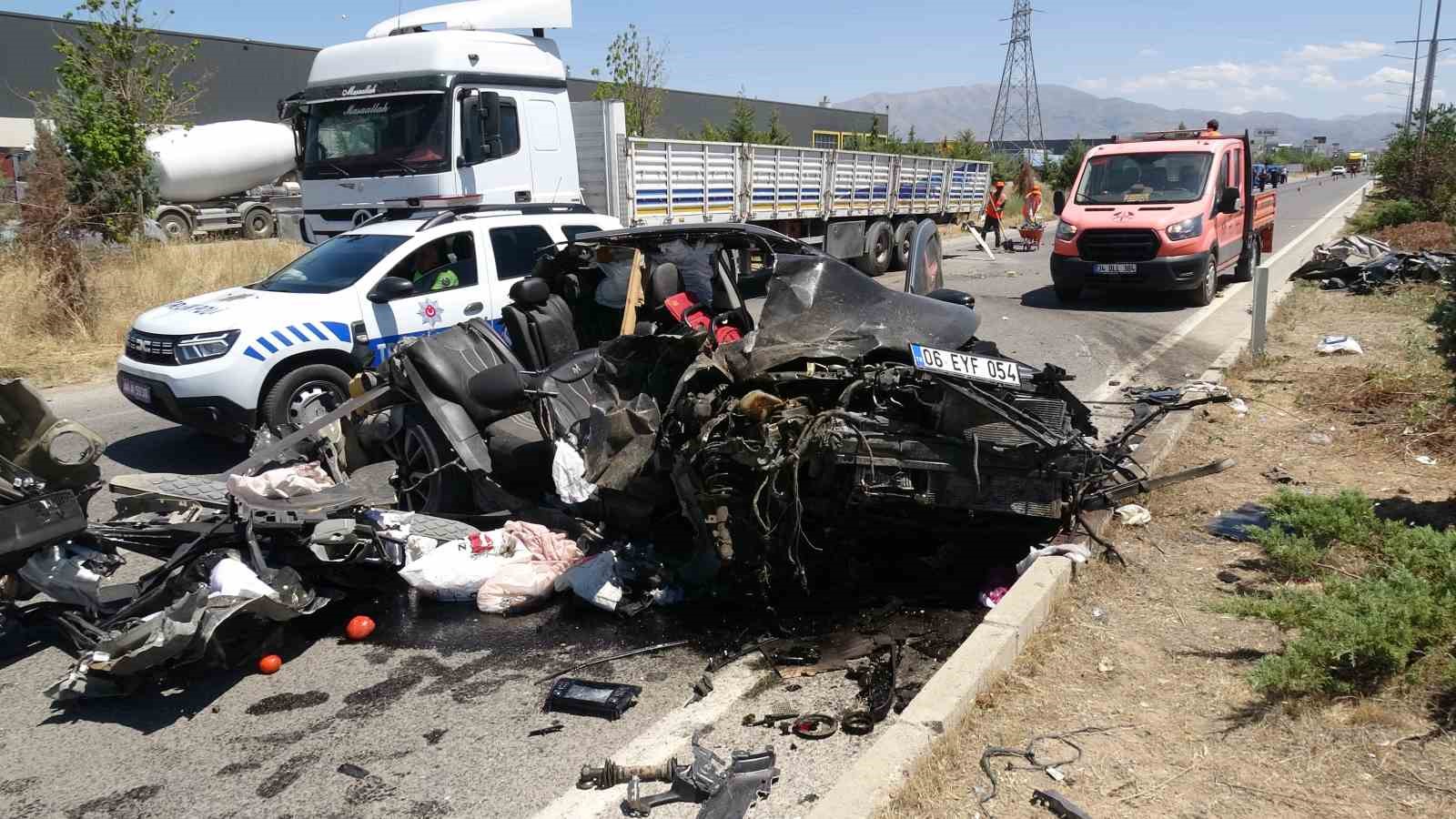 Tıra Arkadan Çarpan Otomobil Hurdaya Döndü ve 1 Kişi Yaralandı