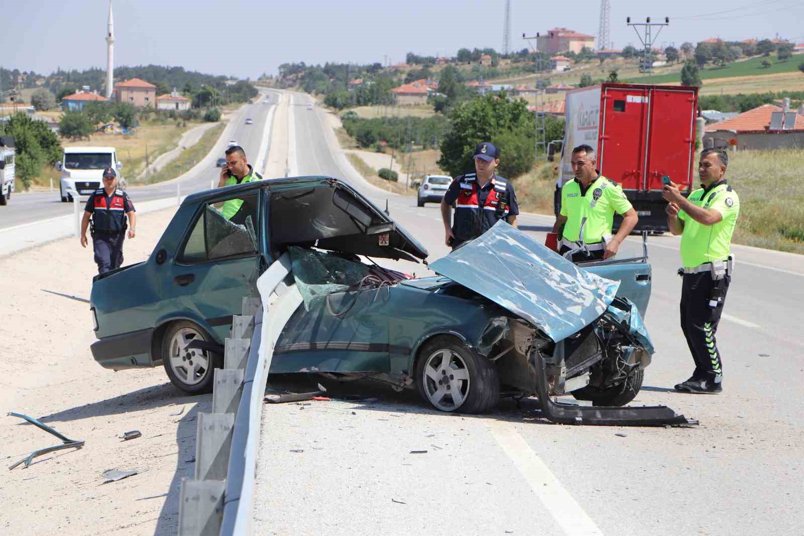 Tofaş Bariyerlere Çarpıp 1 Kişiyi Yaraladı