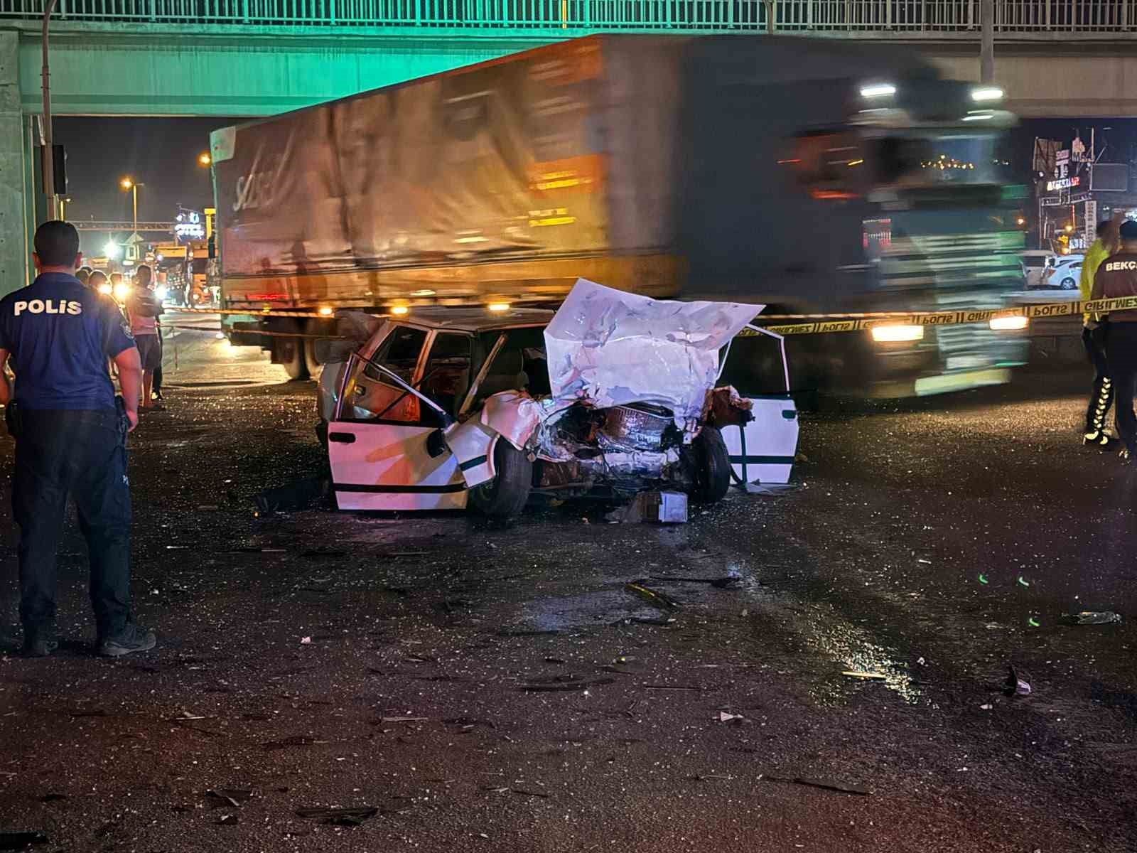 Tofaş, kağıt üzere ezildi: 1 meyyit, 3 yaralı