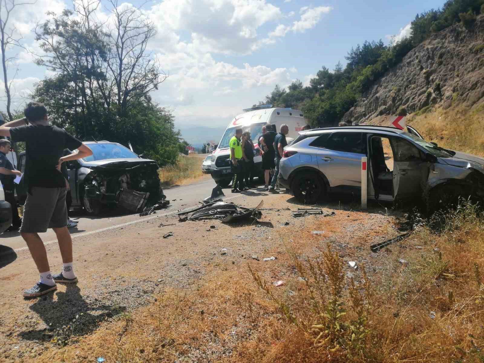 Tokat’ta arabalar kafa kafaya çarpıştı: 10 yaralı