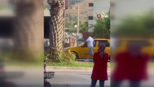 Trafik arbedesinde ticari taksi şoförünün yumruk attığı yaşlı adam yere düştü