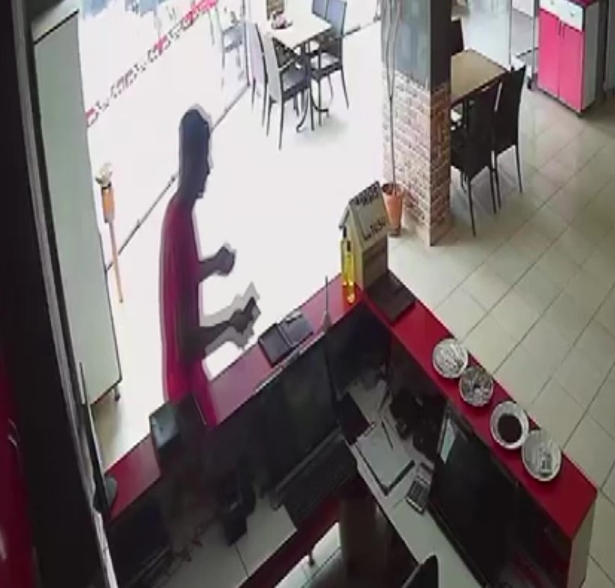 Tuvalet Bahanesiylə Restorandan Telefon ve Camiden Merdiven Çalan Şüpheli
