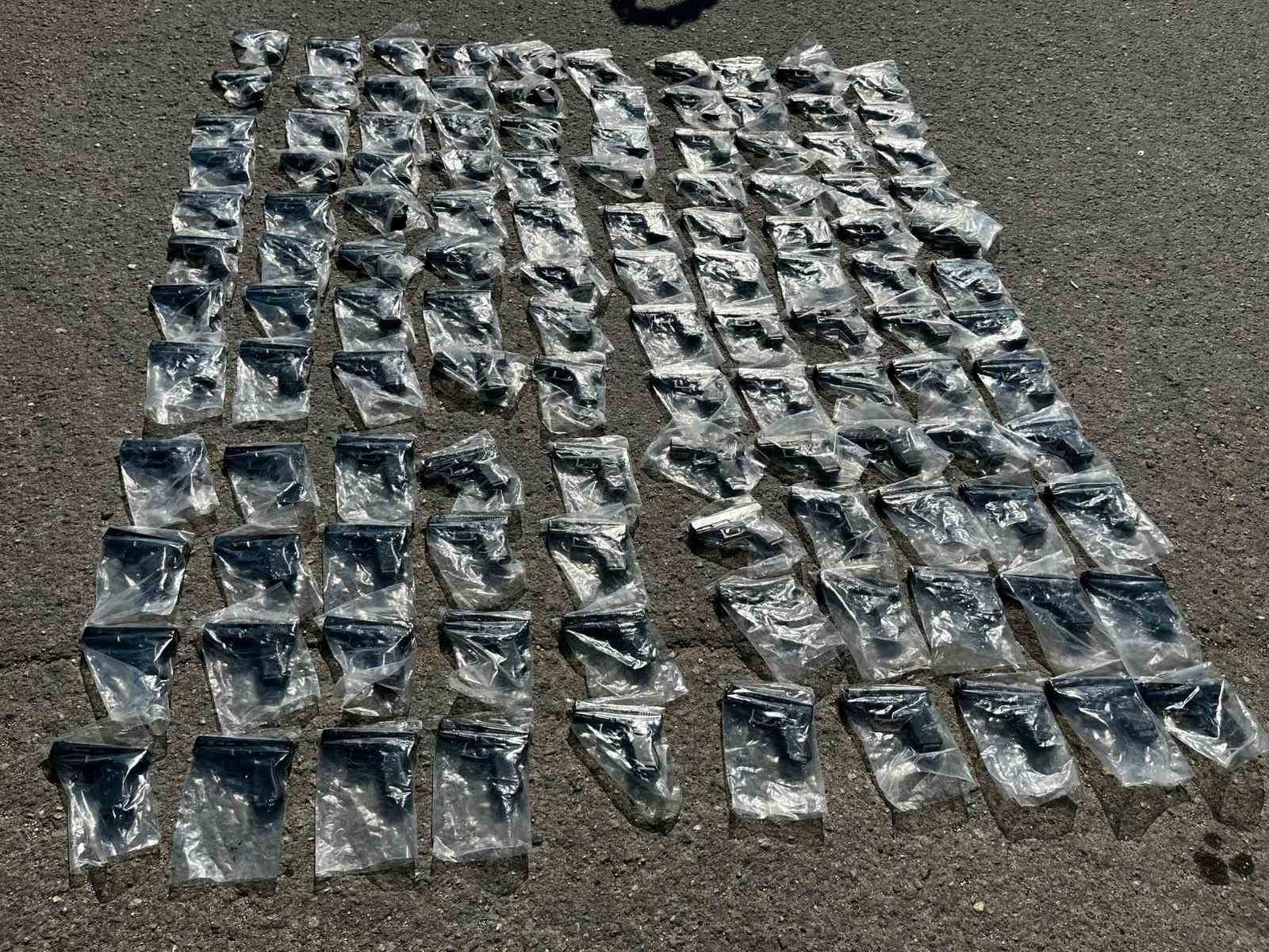 Tuzla’da durdurulan otobüsten cephanelik çıktı: 120 silah ele geçirildi