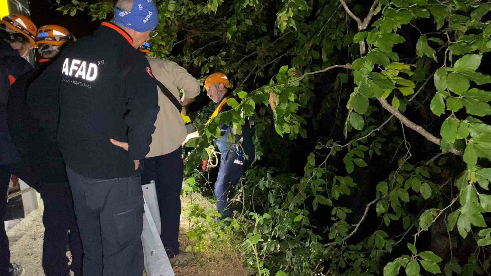 Uçurum kenarında bulunan motosiklet takımları harekete geçirdi
