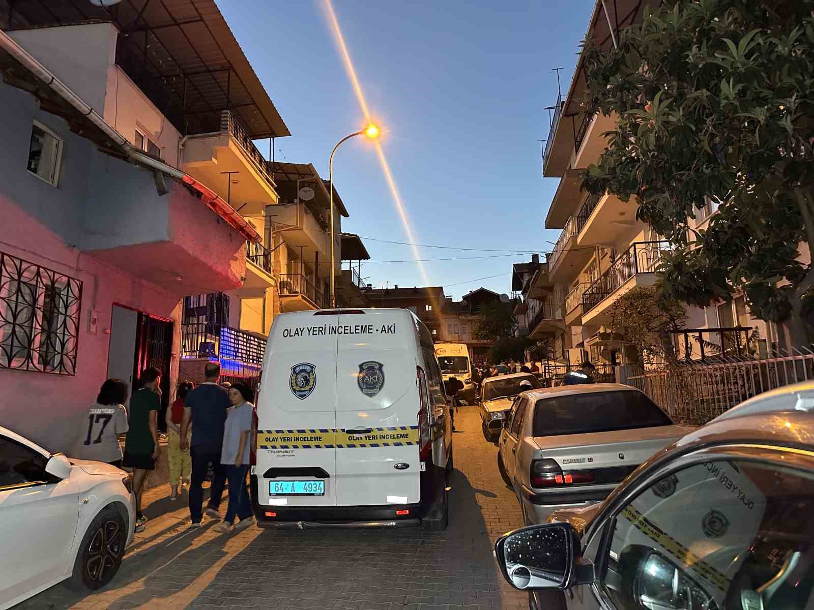 Uşak’ta dut toplarken çatıdan düşen adam hayatını kaybetti