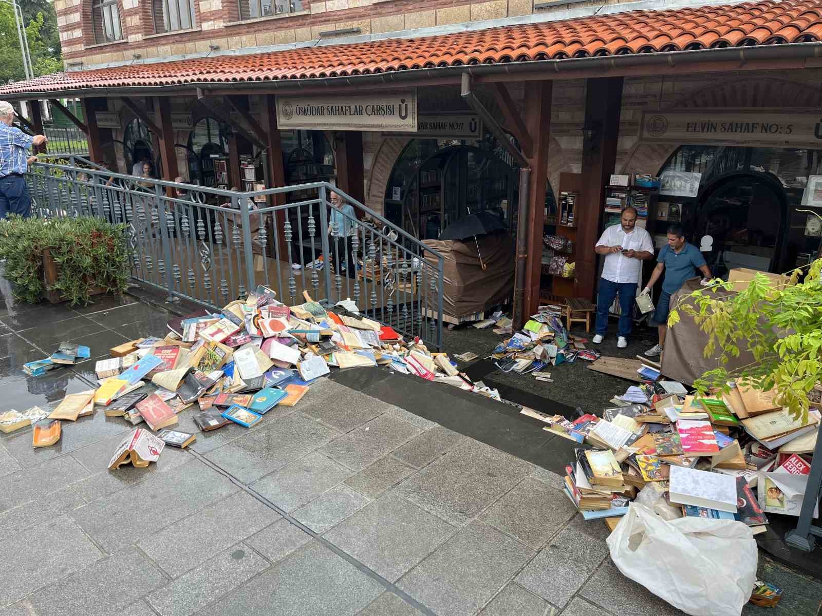 Üsküdar Sahaflar Çarşısı Su Baskınıyla Yüzlerce Kitap Zarar Gördü
