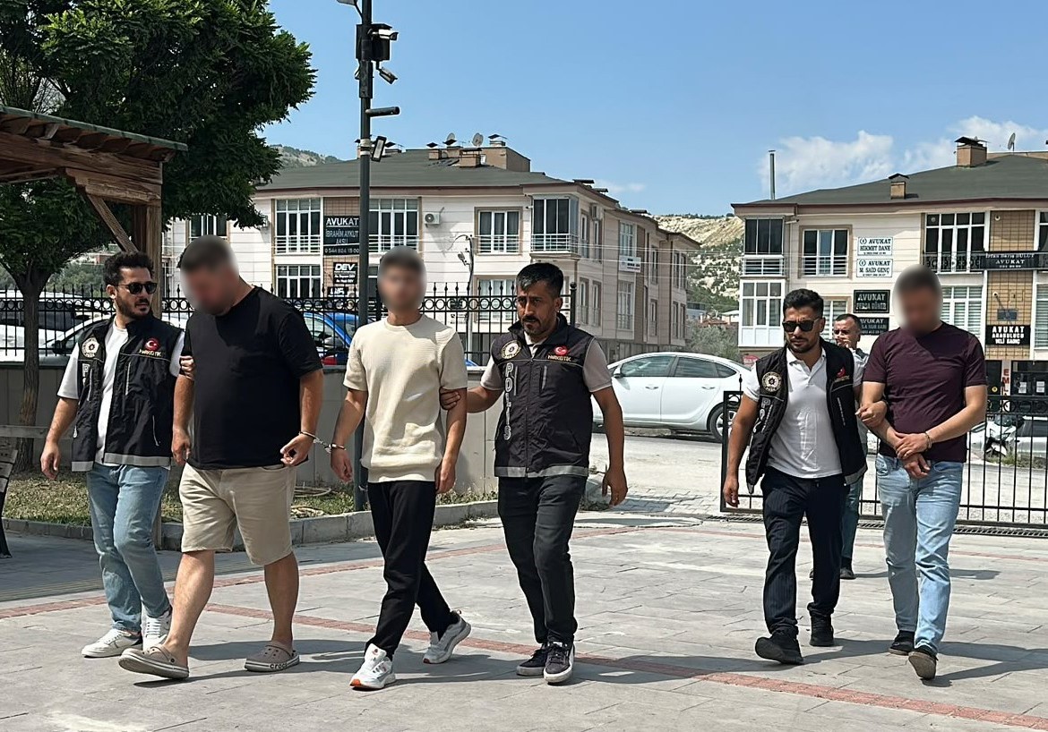 Uyuşturucu kullanmaktan öğretmenlikten ihraç edilen şahıs bu sefer uyuşturucu ticaretinden tutuklandı
