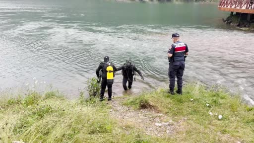 Uzungöl’e düşen çantayı kurtarmak için suya atlayan 2 Arap turistten 1’i kurtuldu, birisi kayıp