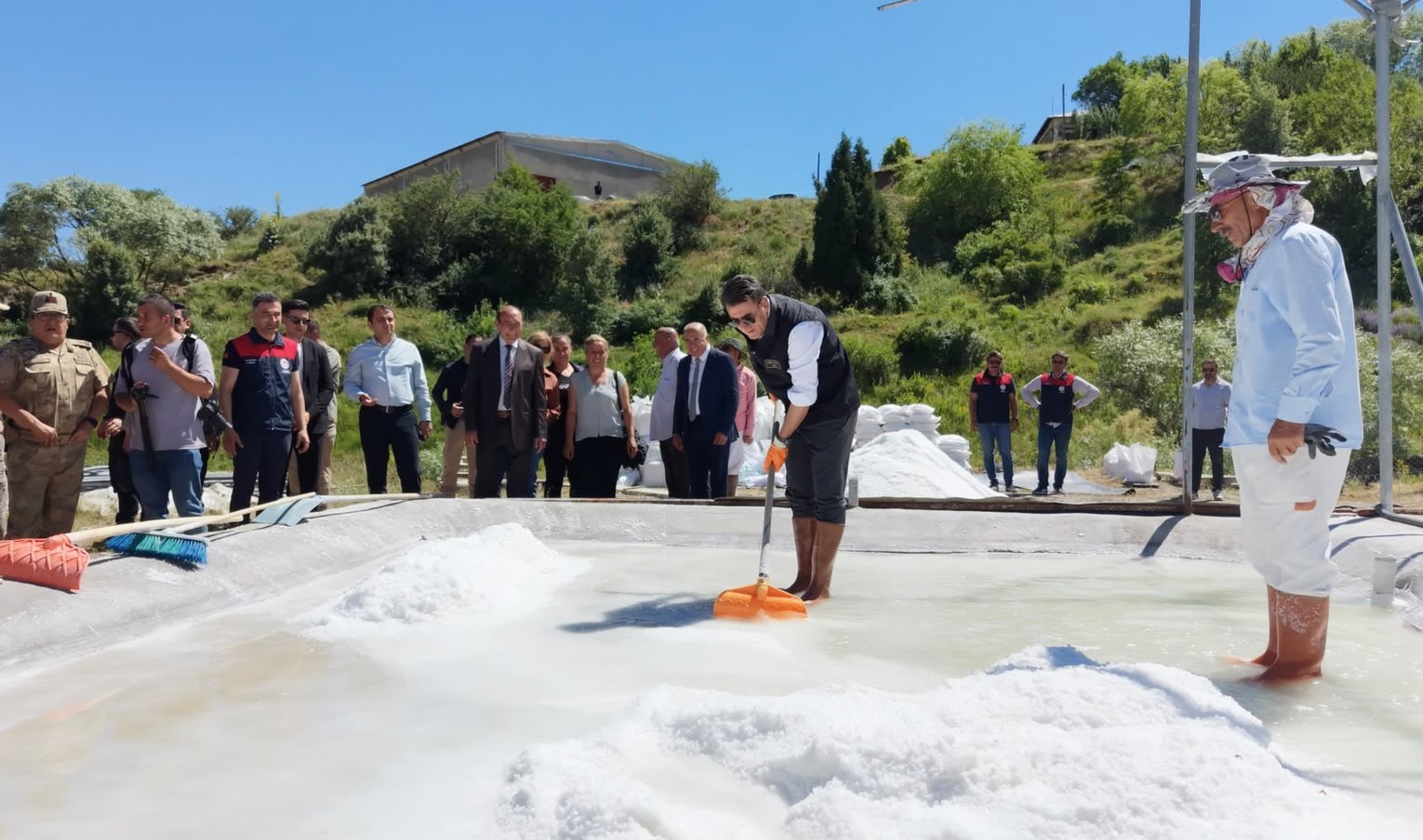 Vali Aygöl, Tescilli Pülümür Tuzunun Üretimine Katıldı