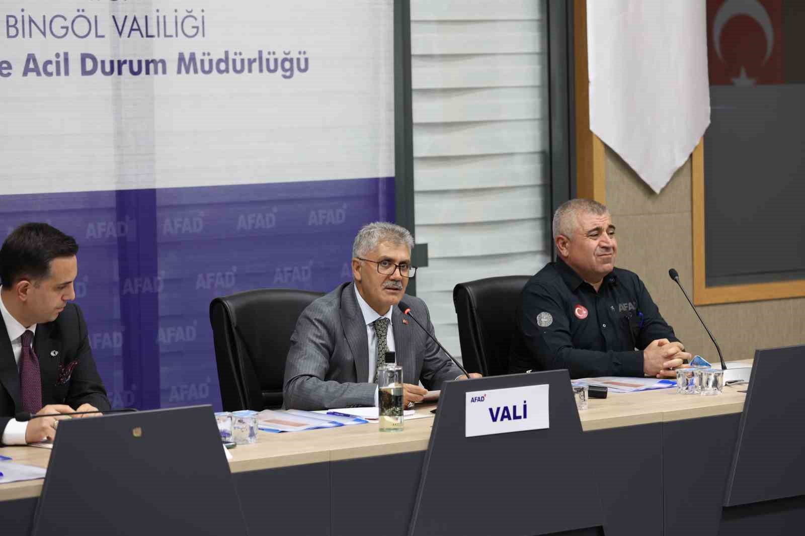 Vali Çelik: "Ruhsatsız ve ruhsata karşıt hiçbir yapıya müsaade etmemeliyiz"