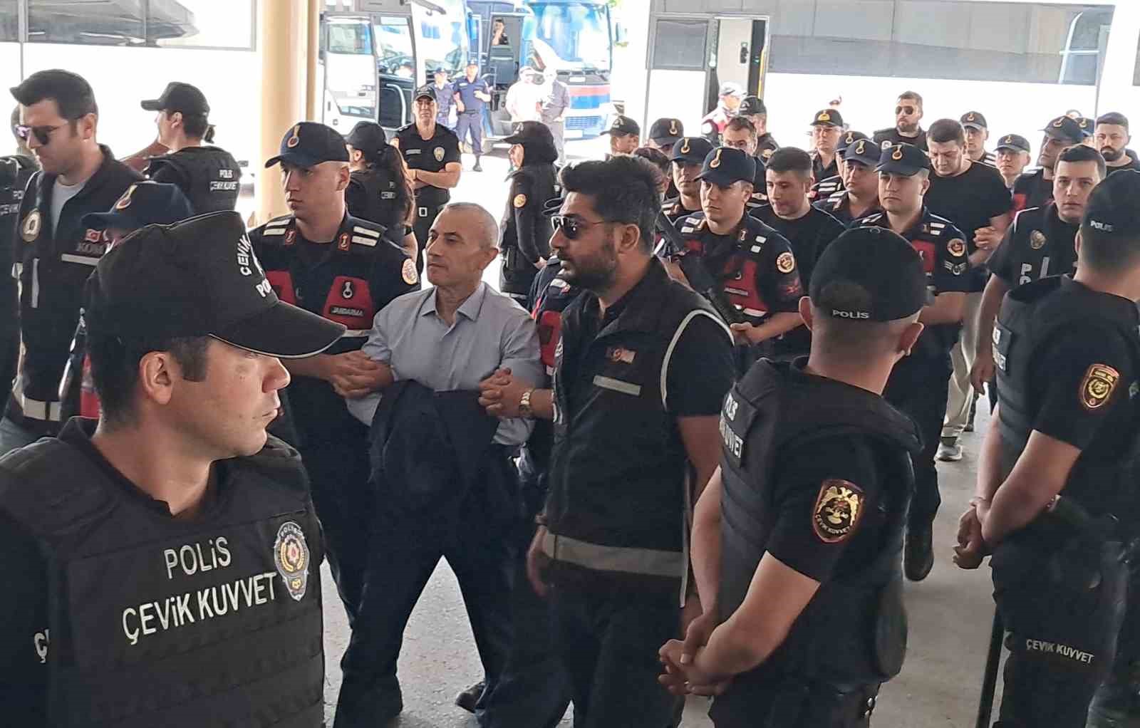 Vali Tuncay Sonel, müdafaa polisi Şükrü Eroğlu ile emekli polis memuru Gökhan Ertok Erzurum Adliyesi’nde söz veriyor