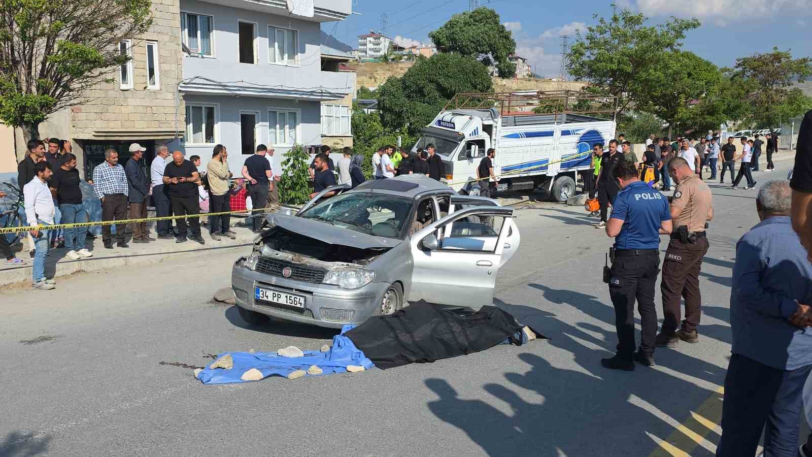 Van'da Otomobil ve Kamyonet Çarpışması: 1 Ölü ve 4 Yaralı