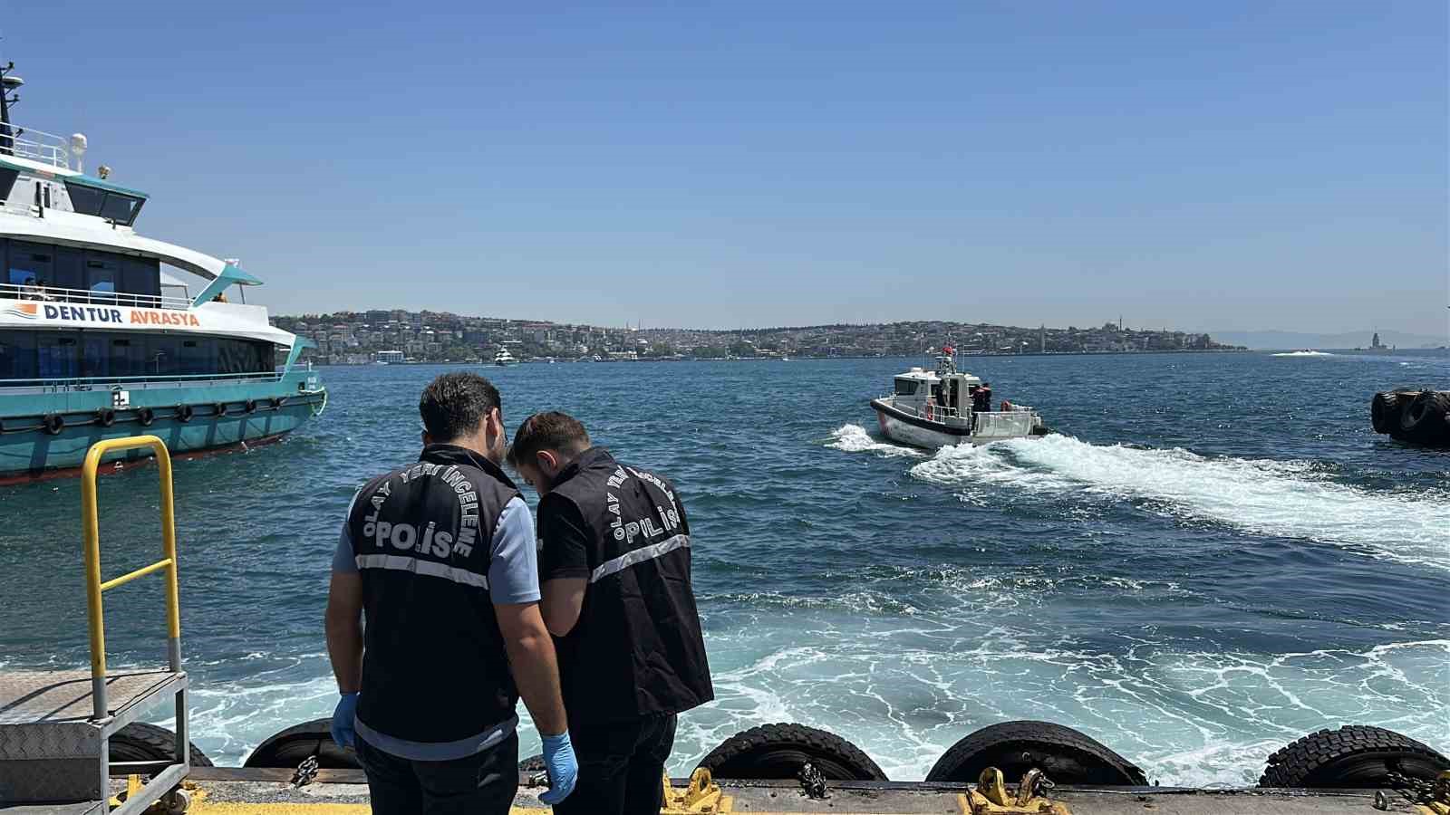 Vapurda Yolcuların Fark ettiği Denizden Cansız Bedenin Çıkarılması