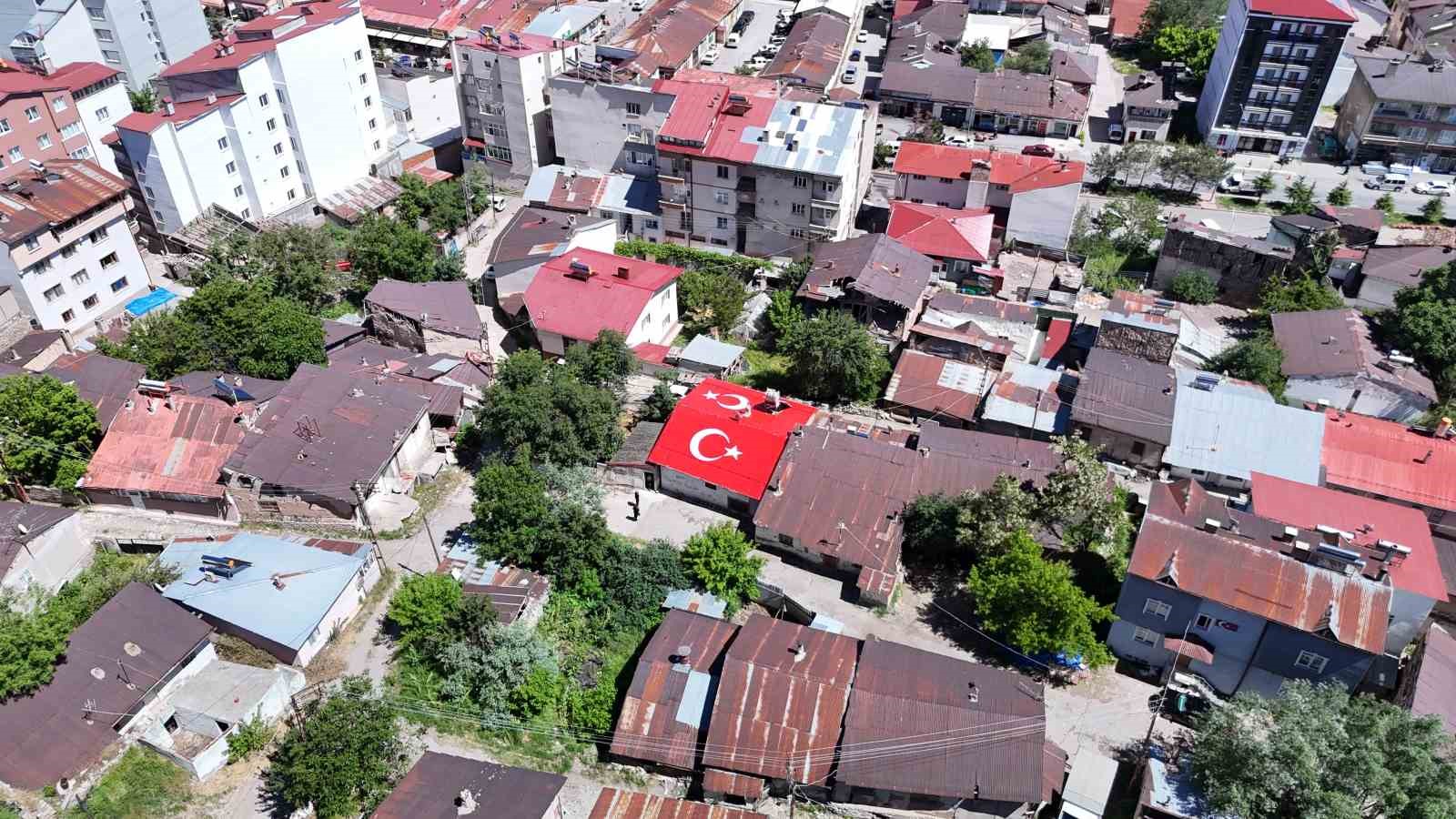 Vatan sevgisini konutunun çatısına işledi