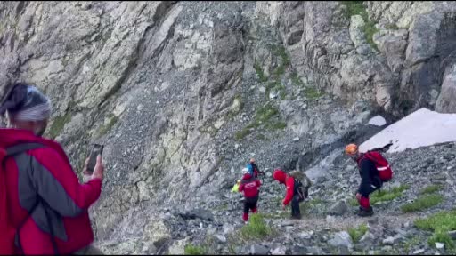 Verçenik Dağı’nda nefes kesen kurtarma: Yaralı bayan dağcı saatler süren operasyonla helikoptere ulaştırıldı