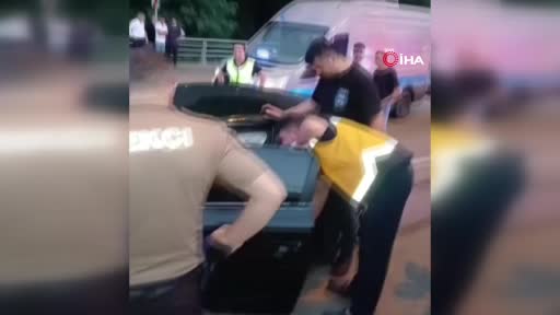 Yağışlı yolda iki araba çarpıştı: 4 yaralı