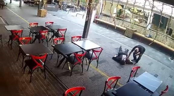 Yardım ediyormuş üzere yaptı, cüzdanını çaldı