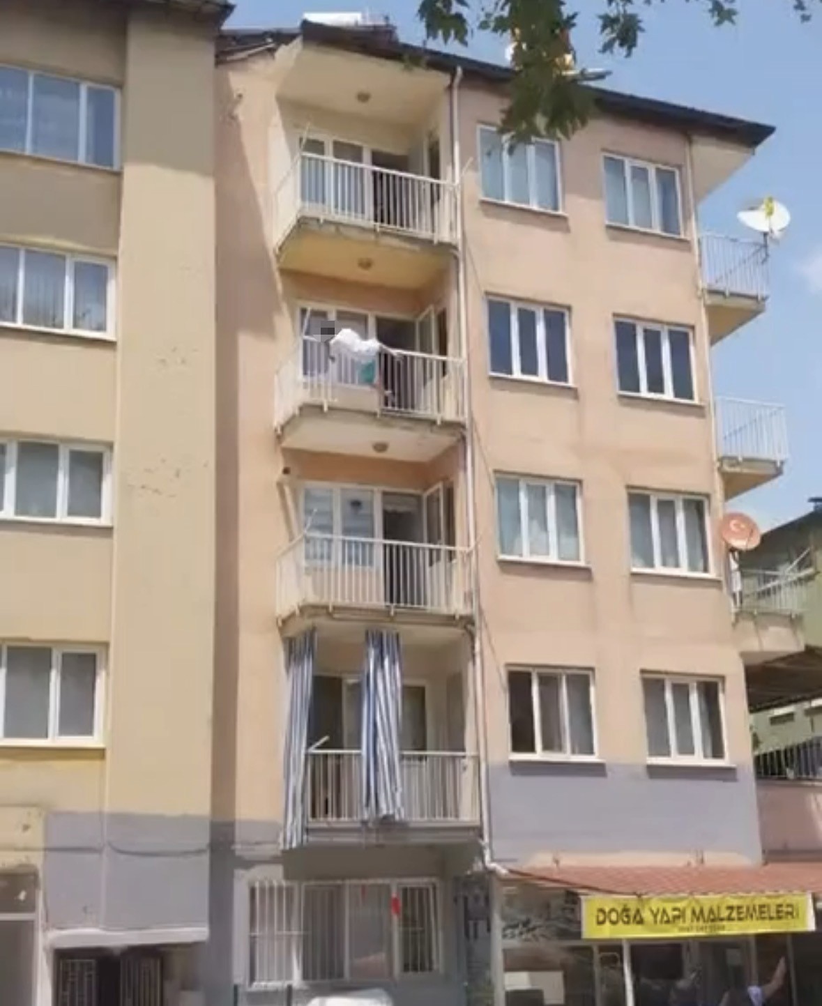 Yarı çıplak sokağa çıkan bayan daha sonra 3. kattan atladı