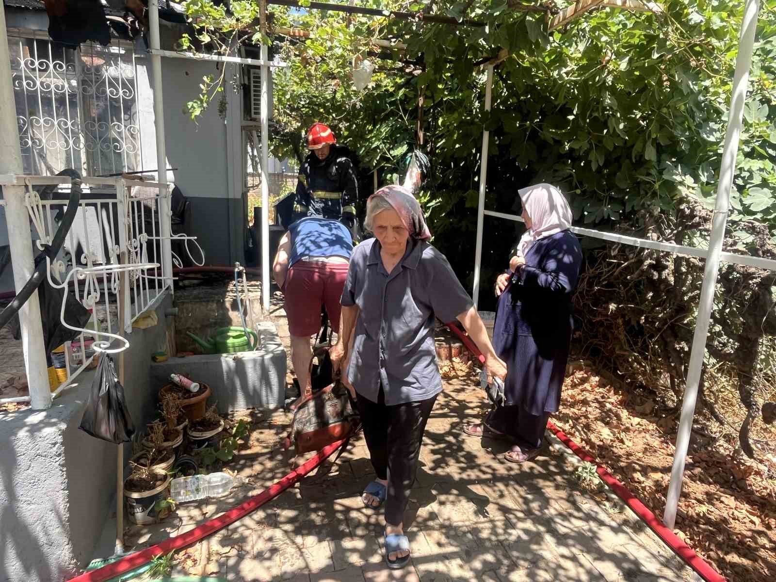 Yaşlı çift alevlerin sardığı konuttan komşuların ikazıyla çıktı