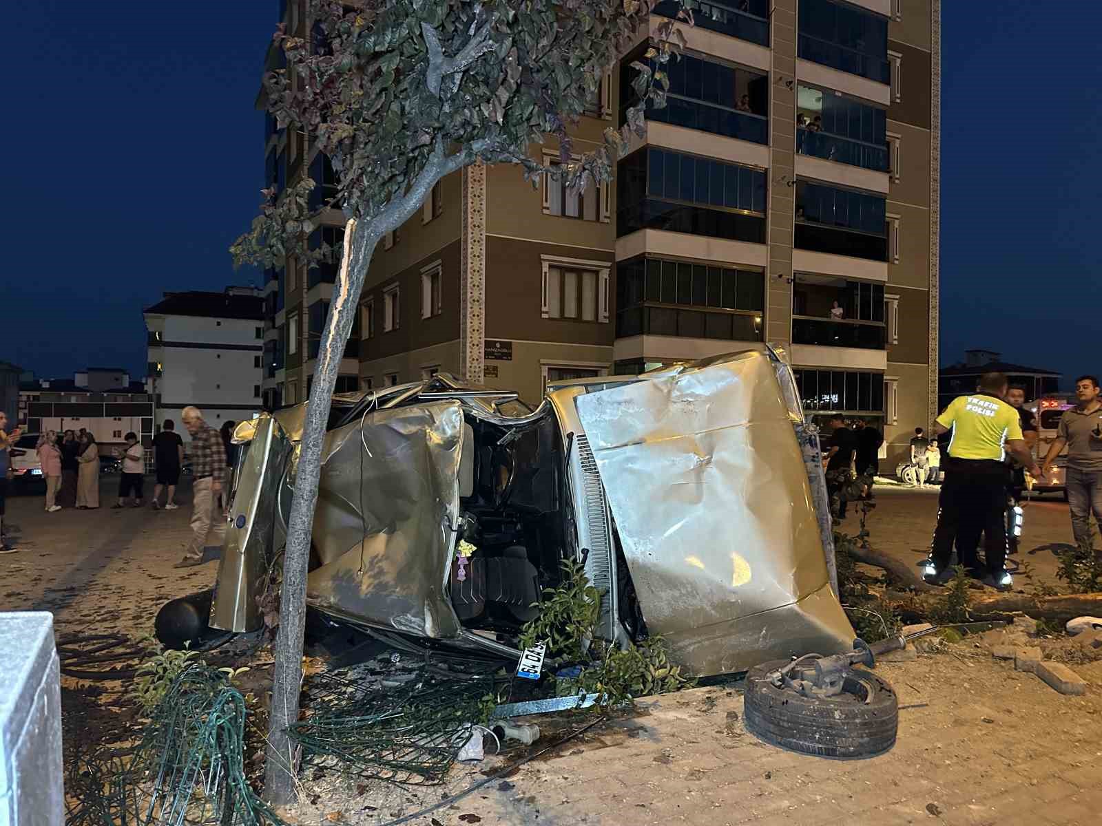 Yayalara çarpan araba takla atarak otoparka daldı: 1’i ağır 3 yaralı