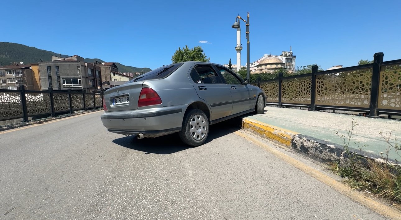 Yayaya çarpan şoför arabasını bırakıp kaçtı