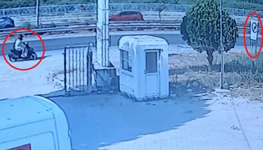 Yol Kenarındaki Tabelaya Çarpan Motosikletli Kaskle Hayata Tutundu
