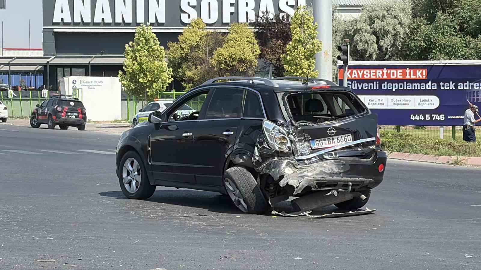 Yolcu minibüsü ile araba çarpıştı: 8 yaralı
