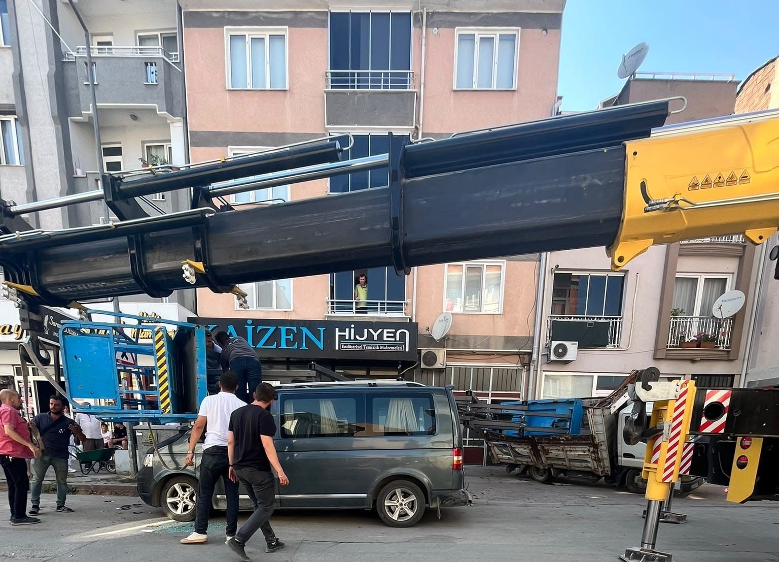 Yük asansörü minibüsün üzerine bu türlü devrildi