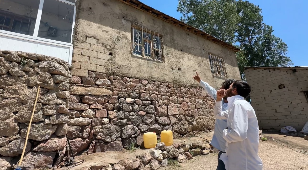 Yüksekova’da yılanlar bir meskenin kabusu oldu